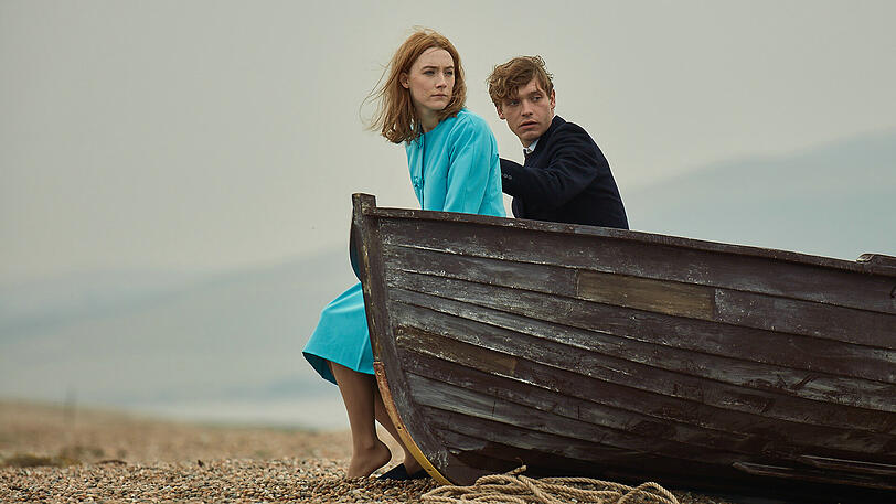 Chesil Beach, Südengland, 1962: Saoirse Ronan und Billy Howl als junges Paar &ndash; vertraut und doch tief verstört &ndash; nach der gescheiterten Hochzeitsnacht.
