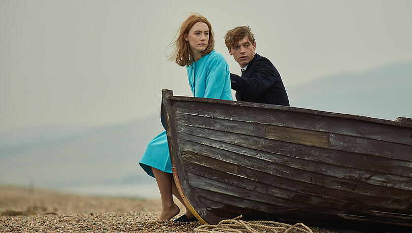Chesil Beach, Südengland, 1962: Saoirse Ronan und Billy Howl als junges Paar – vertraut und doch tief verstört – nach der gescheiterten Hochzeitsnacht. Chesil Beach, Südengland, 1962: Saoirse Ronan und Billy Howl als junges Paar – vertraut und doch tief verstört – nach der gescheiterten Hochzeitsnacht.