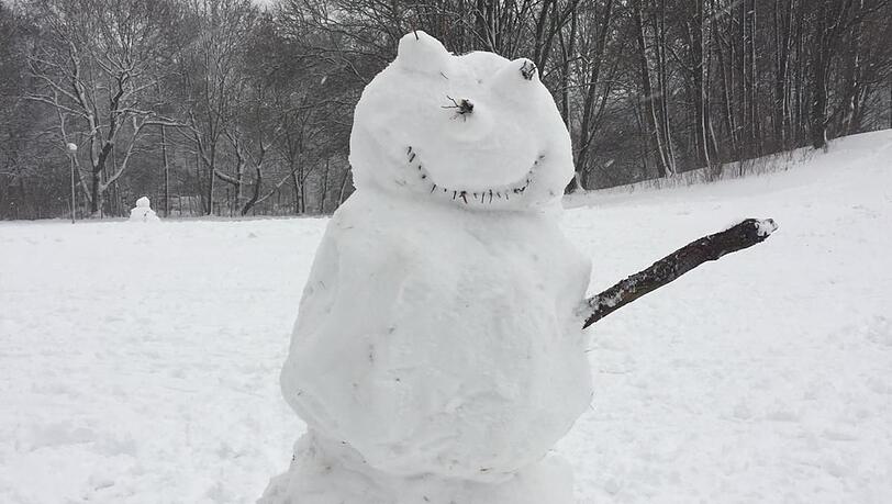 Ein Schneemann mit einem Messer - das fand die Polizei gar nicht witzig und ermittelt nun.