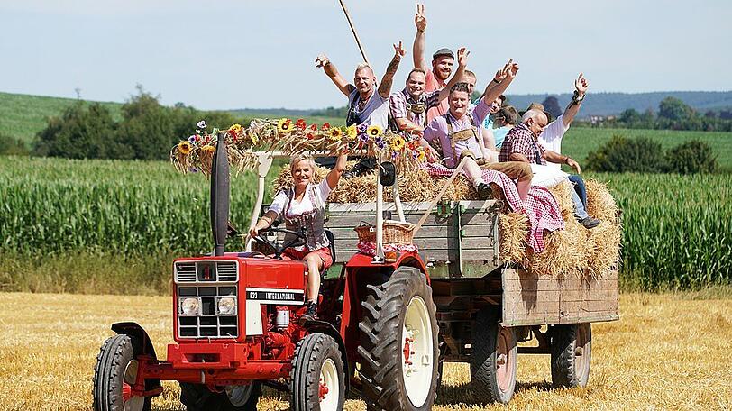 Moderatorin Inka Bause ist mit den neuen Bauern auf dem Traktor unterwegs