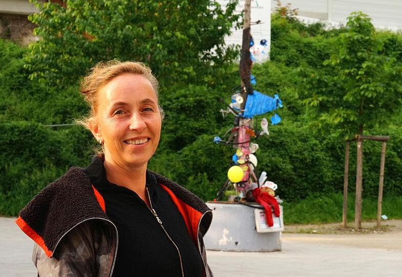 Rechts im Foto ist die Skulptur "Lebe" zu sehen. Auf ihre Enthüllung dürfen die Besucher gespannt sein.