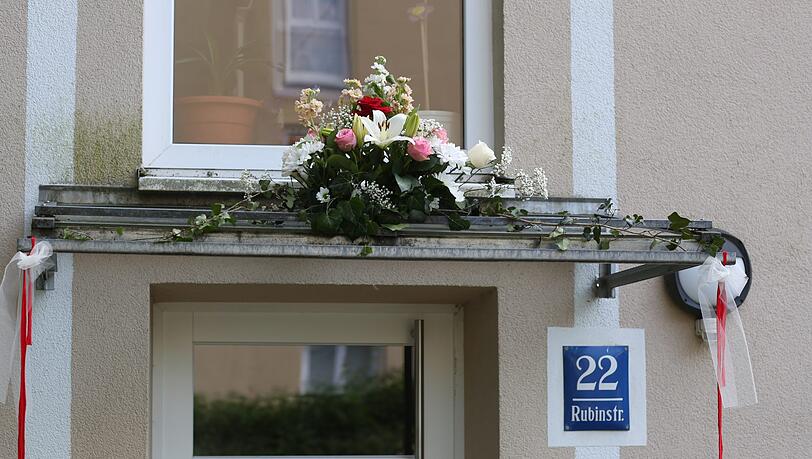Hier haben zwei Glückliche offenbar erst geheiratet. Hier haben zwei Glückliche offenbar erst geheiratet.