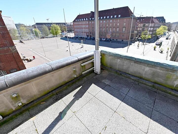 Blick auf den leeren Rathausbalkon in Kiel. Normalerweise feiern hier die Spieler des THW den Meistertitel.