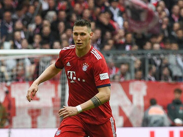 Münchens Niklas Süle spielt den Ball. Foto: Angelika Warmuth/Archivbild