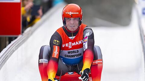 Felix Loch kommt ins Ziel. Foto: Matthias Rietschel/dpa-Zentralbild/dpa/Archivbild