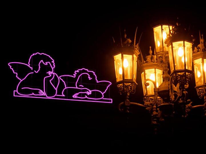 Zur Wiedereröffnung der Gemäldegalerie "Alte Meister" leuchten Raffaels Engel in Neon.