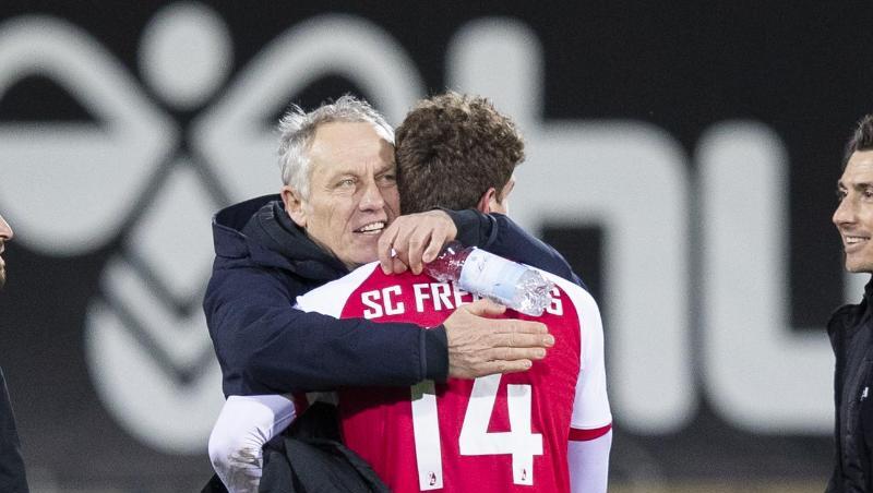 Freude über den Sieg: Freiburg-Coach Christian Streich (l) und Guus Til.
