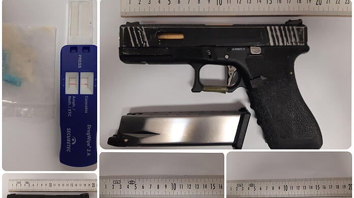 Die sichergestellten Messer und Softair-Waffen des 18-Jährigen.