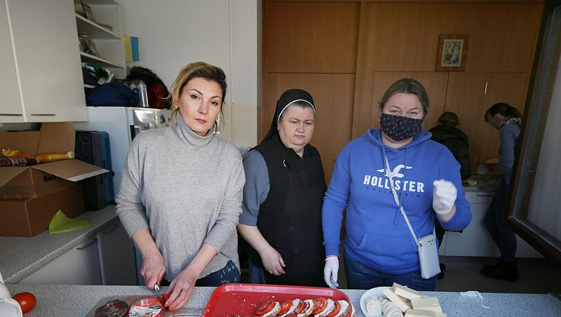 Sorgen für eine Stärkung: Diese Frauen schmieren Brote. Sorgen für eine Stärkung: Diese Frauen schmieren Brote.