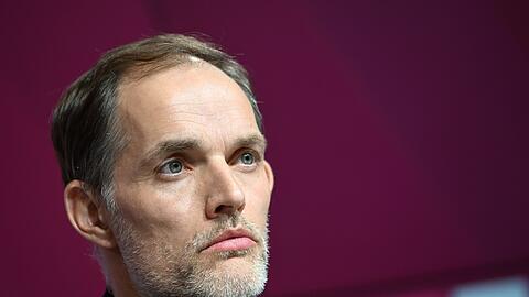 Der neue Cheftrainer Thomas Tuchel spricht bei einer Pressekonferenz.