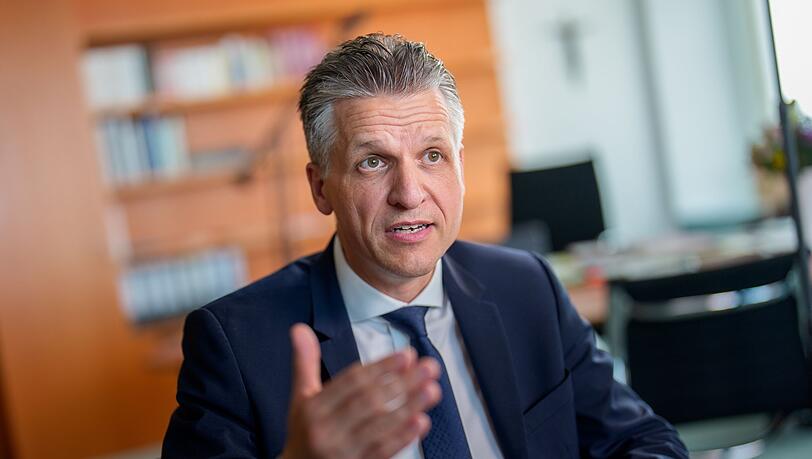 Kanzleramtschef Frei kann sich nur schwer vorstellen, dass Freiwilligkeit reicht, um die Bundeswehr ausreichend zu vergrößern.