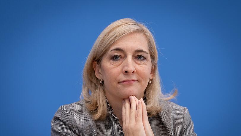 Ministerin Warken will jetzt vor allem bei den Klinik-Vergütungen sparen. (Archivbild)