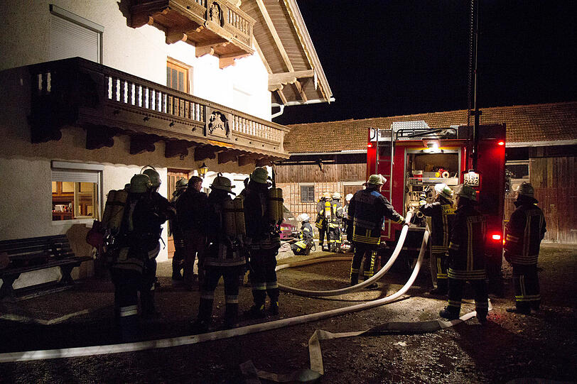 Feuer in einem Wohnhaus in Stein an der Traun: Eine Frau wurde bei dem Brand leicht verletzt. Ein Hund kam ums Leben. Die Bilder