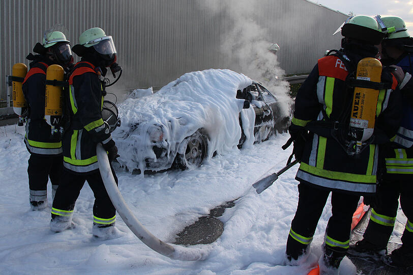 Schade um das schöne Auto: Auf der A94 bei Altötting stand ein Mercedes 500 SL in Flammen. Das Auto brannte vollständig aus. Die Fahrerin konnte sich glücklicherweise retten. Die Bilder von den Löscharbeiten