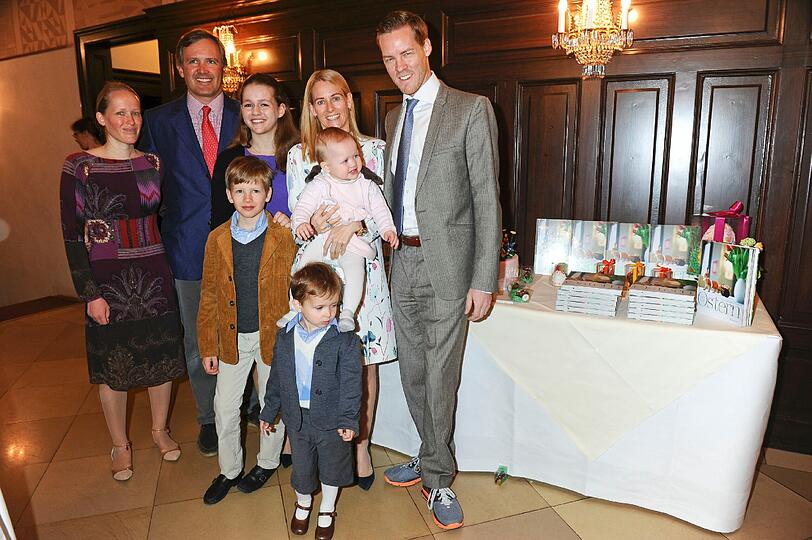 Katharina Kloiber, Prinz Alexander von Auersperg-Breunner, Prinzessin Elisabeth von Auersperg-Breunner mit Töchter Emilia, Aloysius, Balthasar und Tochter Séverine, Herbert Kloiber jr / Elisabeth Auersperg-Breunner - Buchpräsentation "Ostern - Tradition, Dekoration und Kulinarik" beim Demel in Wien