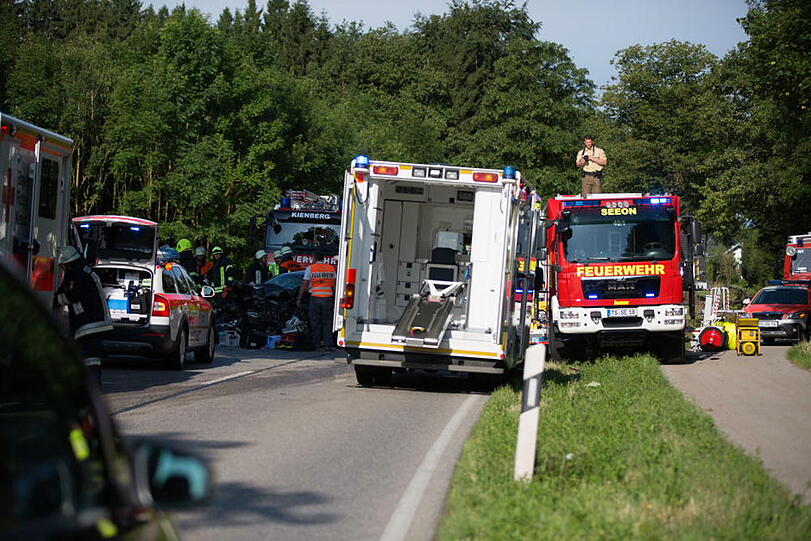Bei Rabenden ist der Fahrer eines Mercedes beim Überholen frontal in einen BMW gekracht. Die Bilder
