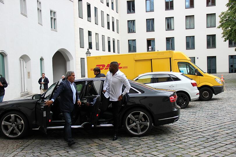 Die ersten Bilder von der Ankunft beim Medizincheck. Der AZ-Reporter hat Mehdi Benatia vor der Praxis von Dr. Müller-Wohlfahrt geknipst.