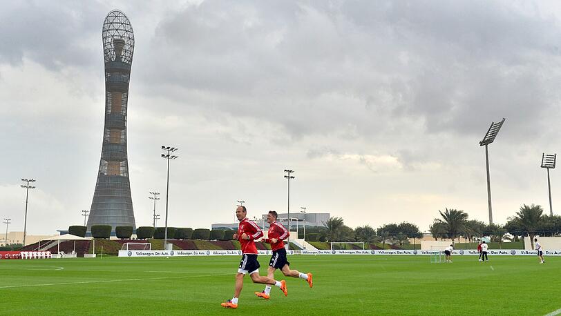 Hier schwitzen die Bayern im Luxus-Trainingslager in Doha/Katar.