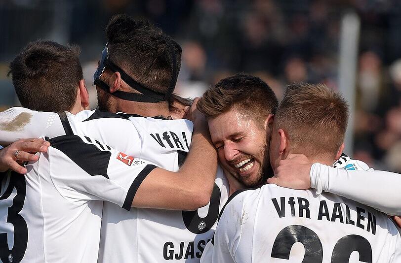 Markus Steinhöfer in der Jubeltraube des VfR Aalen nach seinem ersten Treffer für die Schwaben.