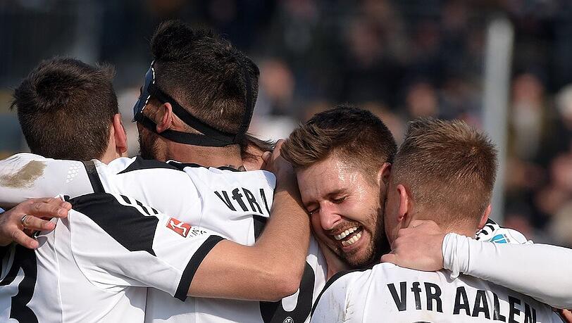 Markus Steinhöfer in der Jubeltraube des VfR Aalen nach seinem ersten Treffer für die Schwaben. Markus Steinhöfer in der Jubeltraube des VfR Aalen nach seinem ersten Treffer für die Schwaben.