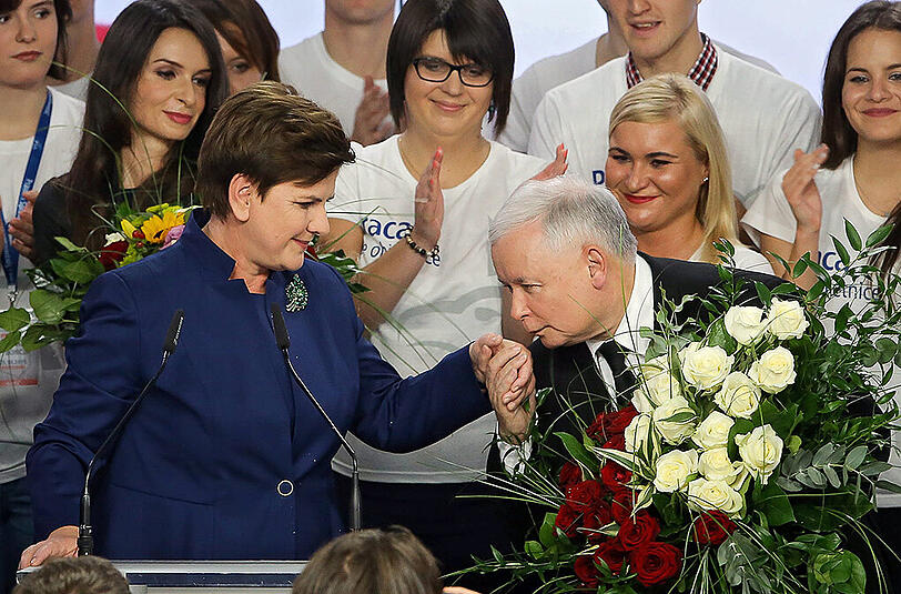 Parteichef Jaroslaw Kaczynski gratuliert seiner Spitzenkandidatin Beata Szydlo zum Wahlsieg.