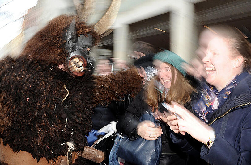 Traditioneller Münchner Krampuslauf durch die Fußgängerzone zum Marienplatz.