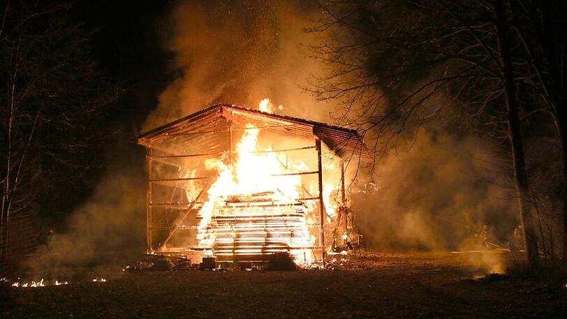 Beim Brand einer Lagehalle im Waldkraiburger Ortsteil Pürten kam es zu einem Sachschaden von 200.000 Euro. Mehrere Feuerwehren waren an den Löscharbeiten beteiligt.