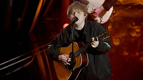 Lewis Capaldi singt sich mit großen Gefühlen in die Herzen seiner Fans.