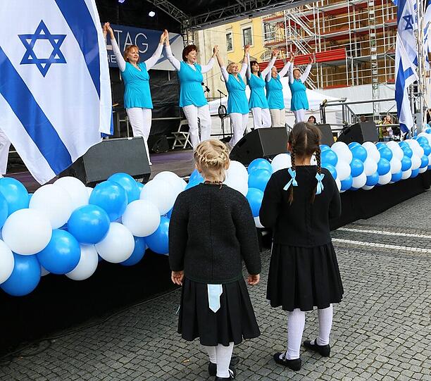 Mit vielen Tanzdarbietungen und Live-Musik wurde vergangenen Woche auf dem Odeonsplatz der Israeltag gefeiert. Die Bilder...