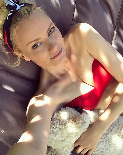 Die Bodenständige: Franziska Knuppe kuschelt mit ihrem Hund daheim im Garten.