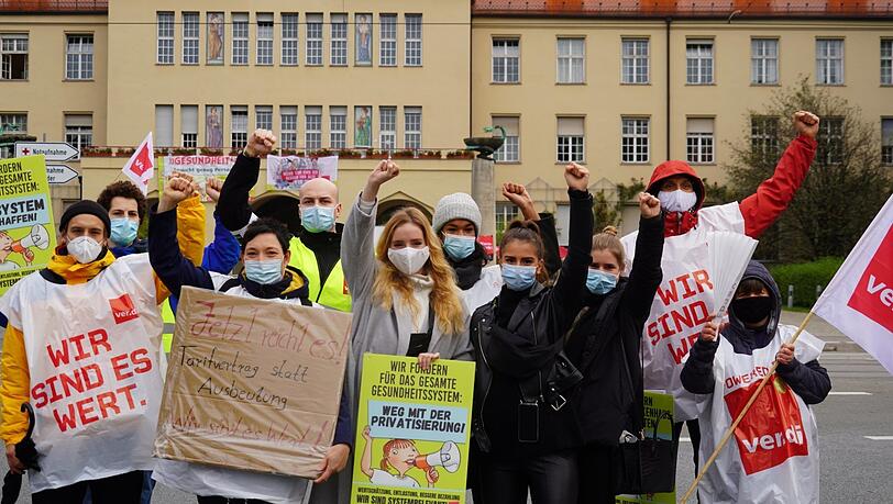 Auch vor dem Schwabinger Krankenhaus wird gestreikt, hier versammeln sich Pfleger und Schwestern aus den fünf Häusern der städtischen München-Klinik. Auch vor dem Schwabinger Krankenhaus wird gestreikt, hier versammeln sich Pfleger und Schwestern aus den fünf Häusern der städtischen München-Klinik.