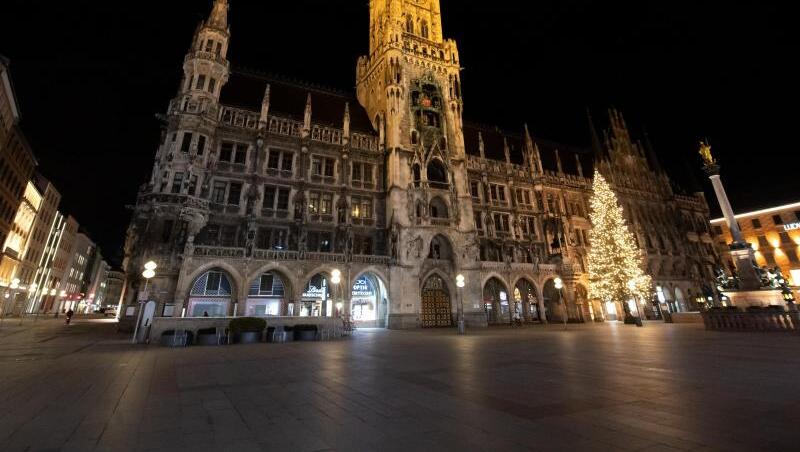 Nur wenige Passanten sind am letzten Abend vor dem Lockdown auf dem Marienplatz unterwegs.