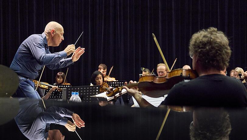 Der Dirigent Enrico Onfri bei einer Probe mit dem Münchener Kammerorchester. Der Dirigent Enrico Onfri bei einer Probe mit dem Münchener Kammerorchester.