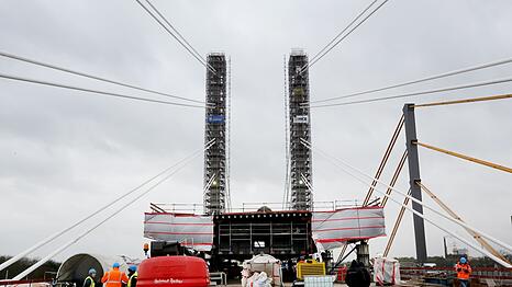 Die Spitzen von SPD, Grünen und FDP haben nach dreitägigen Verhandlungen eine Einigung in mehreren Streitfragen erzielt. Der Ampel-Kurs sieht auch die Förderung von rund 140 Autobahnprojekten vor.