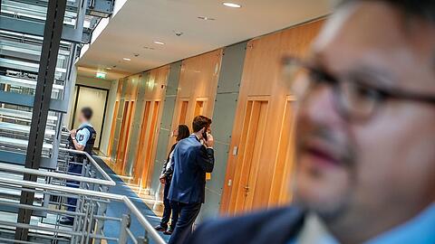 Stefan Keuter, AfD-Bundestagsabgeordneter, gibt vor dem Büro des AfD-Bundestagsabgeordneten Bystron ein Pressestatement.