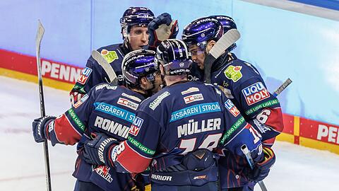 Die Eisbären Berlin können am Dienstag in der eigenen Arena mit einem weiteren Erfolg ins Playoff-Halbfinale einziehen.