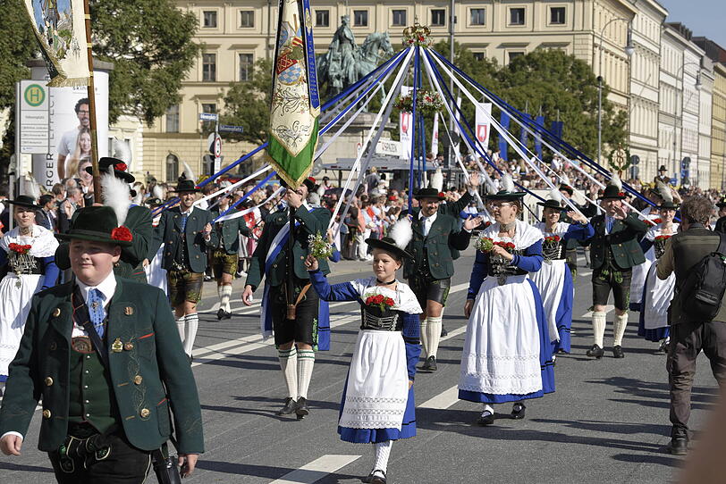 Ein besonderer Höhepunkt des Oktoberfests ist der Trachten- und Schützenzug am Eröffnungswochenende durch die Münchner Innenstadt vor tausenden begeisterter Zuschauern aus aller Welt. Ein besonderer Höhepunkt des Oktoberfests ist der Trachten- und Schützenzug am Eröffnungswochenende durch die Münchner Innenstadt vor tausenden begeisterter Zuschauern aus aller Welt.