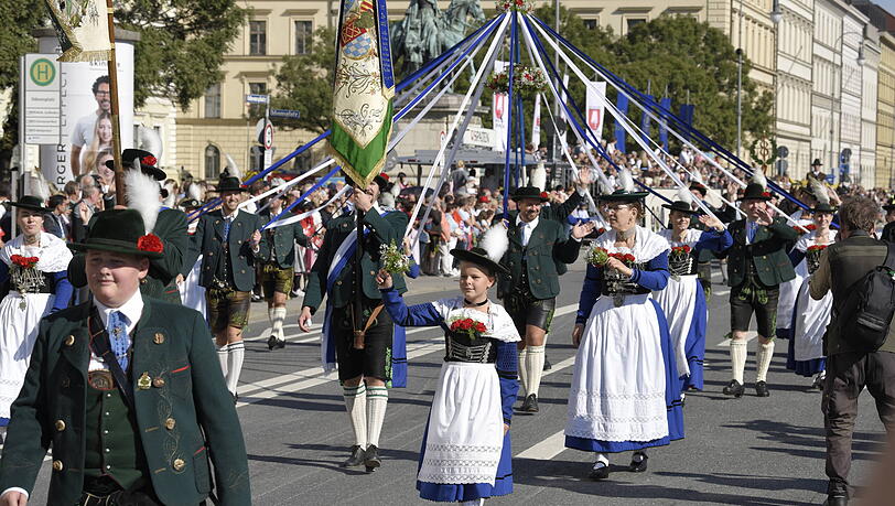 Ein besonderer Höhepunkt des Oktoberfests ist der Trachten- und Schützenzug am Eröffnungswochenende durch die Münchner Innenstadt vor tausenden begeisterter Zuschauern aus aller Welt. Ein besonderer Höhepunkt des Oktoberfests ist der Trachten- und Schützenzug am Eröffnungswochenende durch die Münchner Innenstadt vor tausenden begeisterter Zuschauern aus aller Welt.