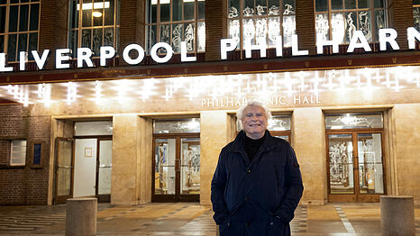 Simon Rattle vor dem Konzertsaal in Liverpool.
