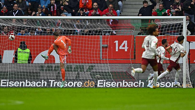 Der FC Bayern kommt in Augsburg nicht über ein 2:2 hinaus. Der FC Bayern kommt in Augsburg nicht über ein 2:2 hinaus.