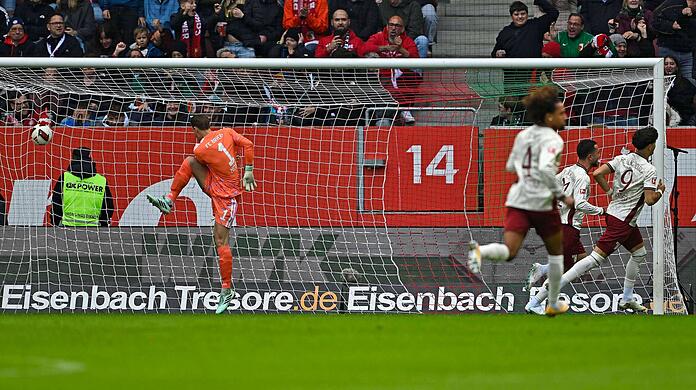 Der FC Bayern kommt in Augsburg nicht über ein 2:2 hinaus. Der FC Bayern kommt in Augsburg nicht über ein 2:2 hinaus.