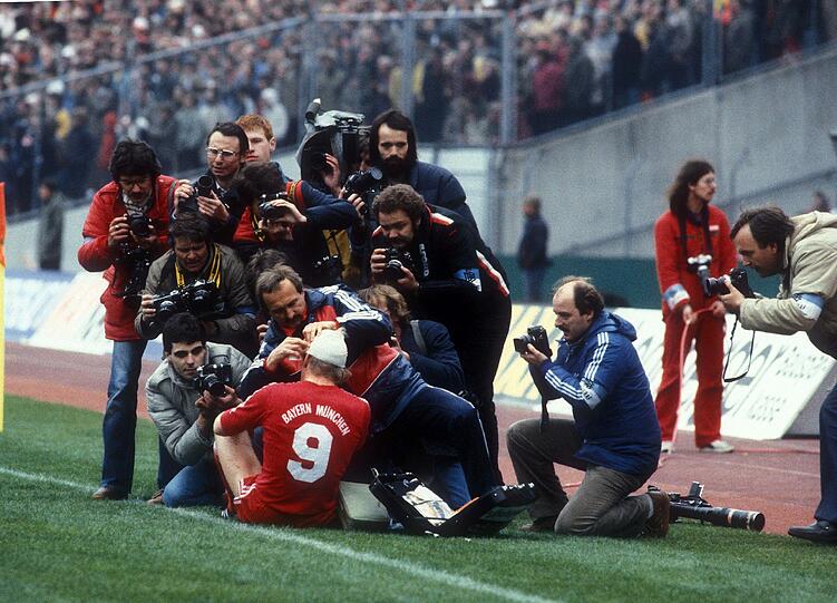 Auch die folgenden Bilder gingen in die Bundesliga-Geschichte ein. Im Pokalfinale 1982 zog sich Dieter Hoeneß nach einem Zweikampf mit Alois Reinhardt eine klaffende Platzwunde am Kopf zu.
