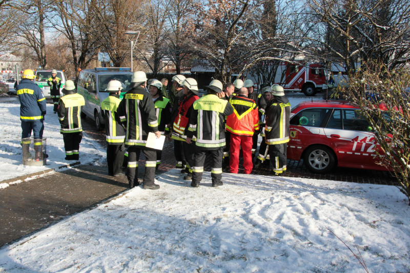 Aufruhr in Grafing: An einem Gymnasium gingen mehrere Bombendrohungen ein. Das Gebäude und die nähere Umgebung wurden am Montagvormittag evakuiert, Polizei und Feuerwehr suchten mit einem Spürhund nach einer möglichen Sprengstoffladung.