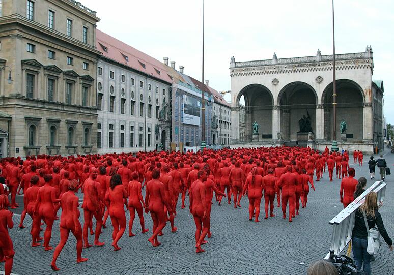 Star-Fotograf Spencer Tunick lässt zur Eröffnung der Opernfestspiele für seine Installation hunderte bunt angemalte Menschen durch München laufen. Das Highlight: Die rot-goldenen Teilnehmer stellen sich an Münchner Monumenten entlang der Ludwigstraße auf. Hier gibts die Bilder!