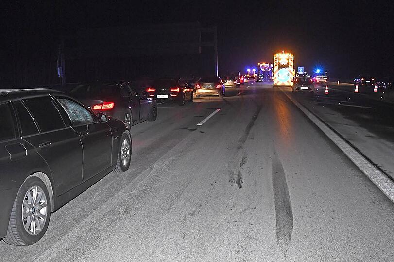 Auf der A8 bei Brunnthal kam es in der Nacht auf Samstag zu einem heftigen Unfall.