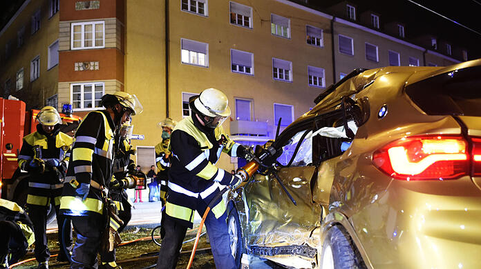 Feuerwehrmänner befreien im März 2019 einen 39-Jährigen aus seinem Wagen. Moderne Elektronik in Fahrzeugen kann Rettungsaktionen komplizierter machen.