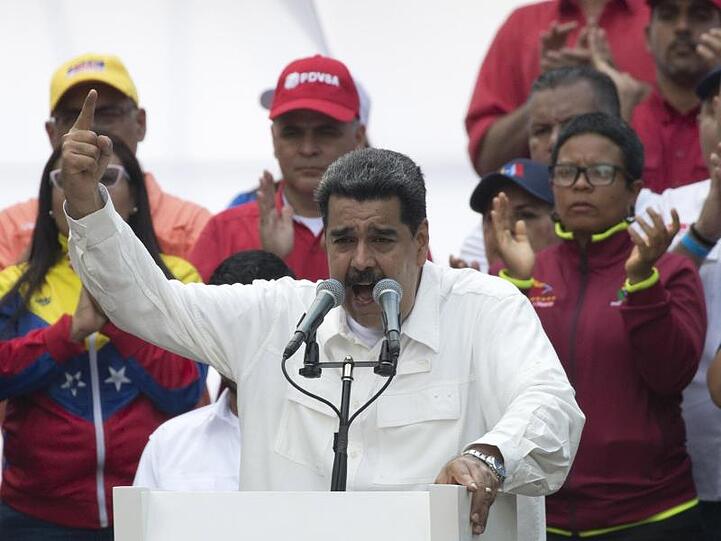 Der venezolanische Präsident Nicolás Maduro spricht während einer Kundgebung zu seinen Anhängern.