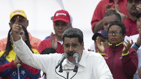 Der venezolanische Präsident Nicolás Maduro spricht während einer Kundgebung zu seinen Anhängern.