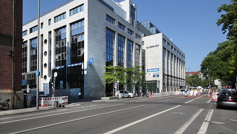 Ein Riesentrumm: der Elisenhof an der Elisenstraße. Ein Riesentrumm: der Elisenhof an der Elisenstraße.