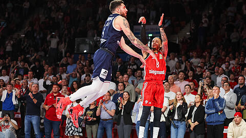 Der Wurf zum Sieg - oder doch nicht? Shabazz Napier trifft den entscheidenden Dreier, die BBL muss entscheiden, ob er gültig bleibt.